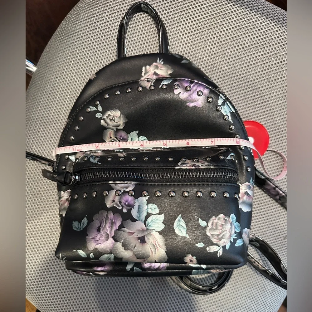 Mini backpack with flowers, double pocket.
